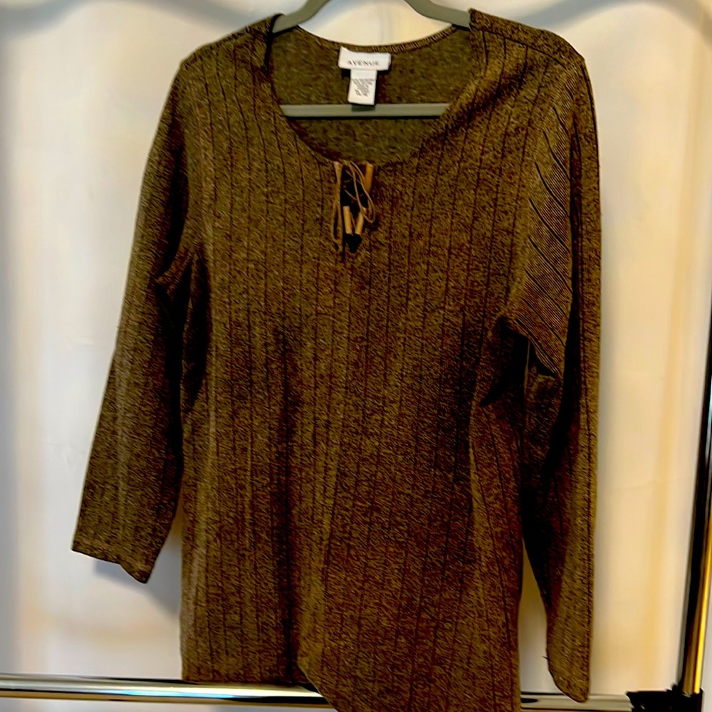 Avenue 14/16 V-Neck Top